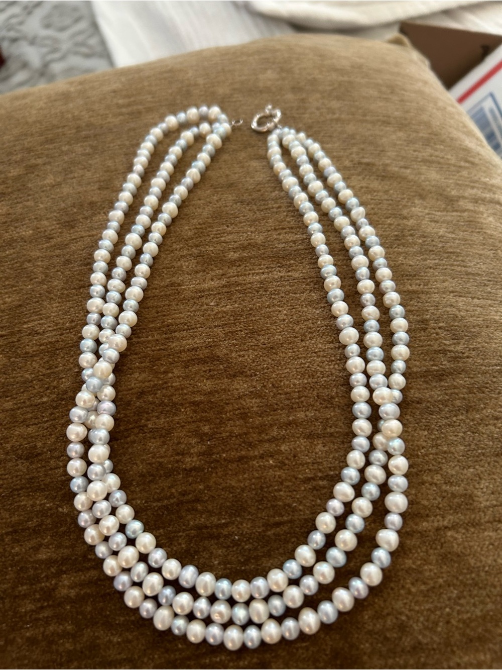 Classic Triple-Strand White Pearl and powder blue necklace - Picture 5 of 6